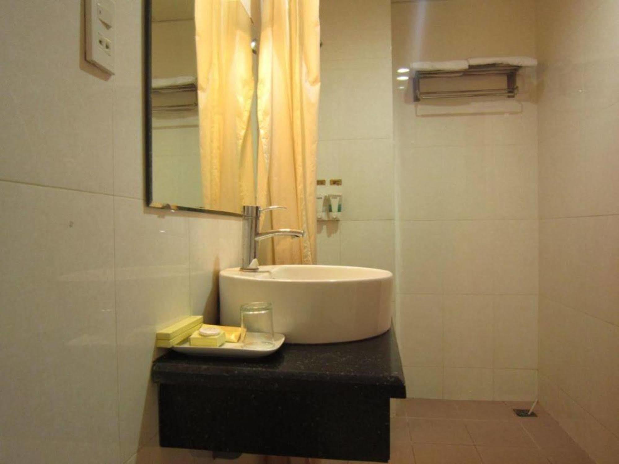 הו צ'י מין סיטי Reddoorz Ruby Star Hotel Truong Dinh מראה חיצוני תמונה