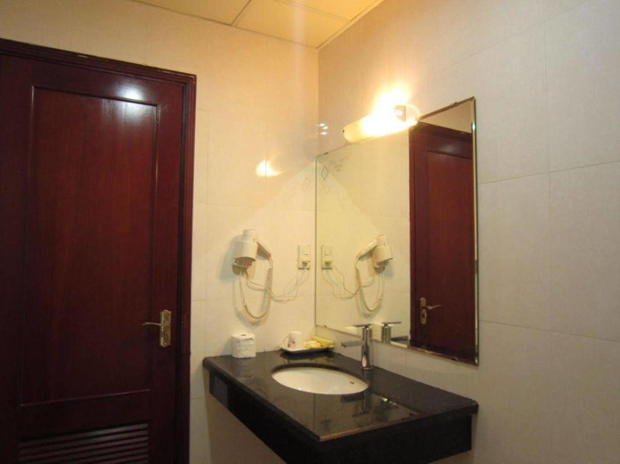 הו צ'י מין סיטי Reddoorz Ruby Star Hotel Truong Dinh מראה חיצוני תמונה